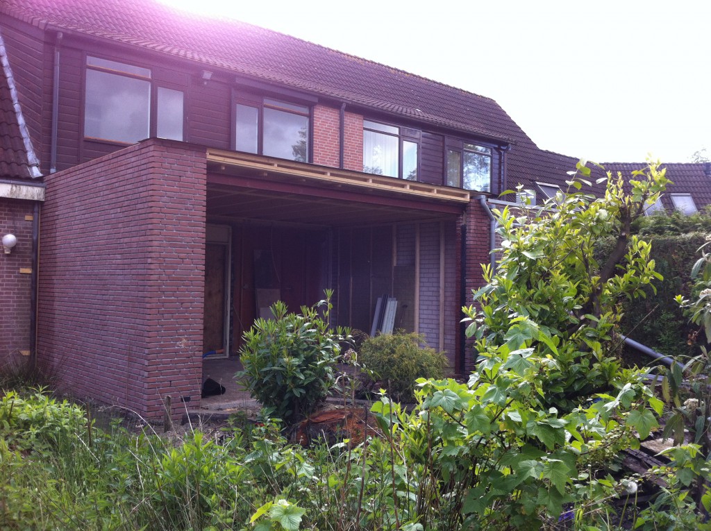 Aanbouw achterzijde tijdens bouw